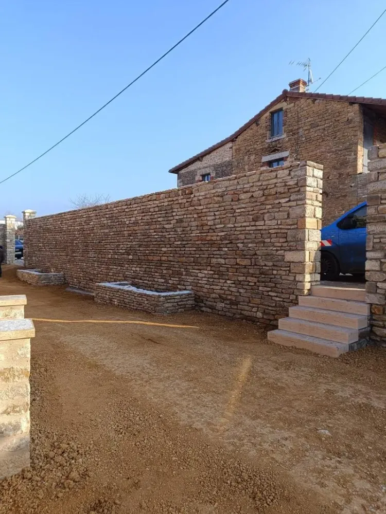 Ouverture en pierre à Genouilly